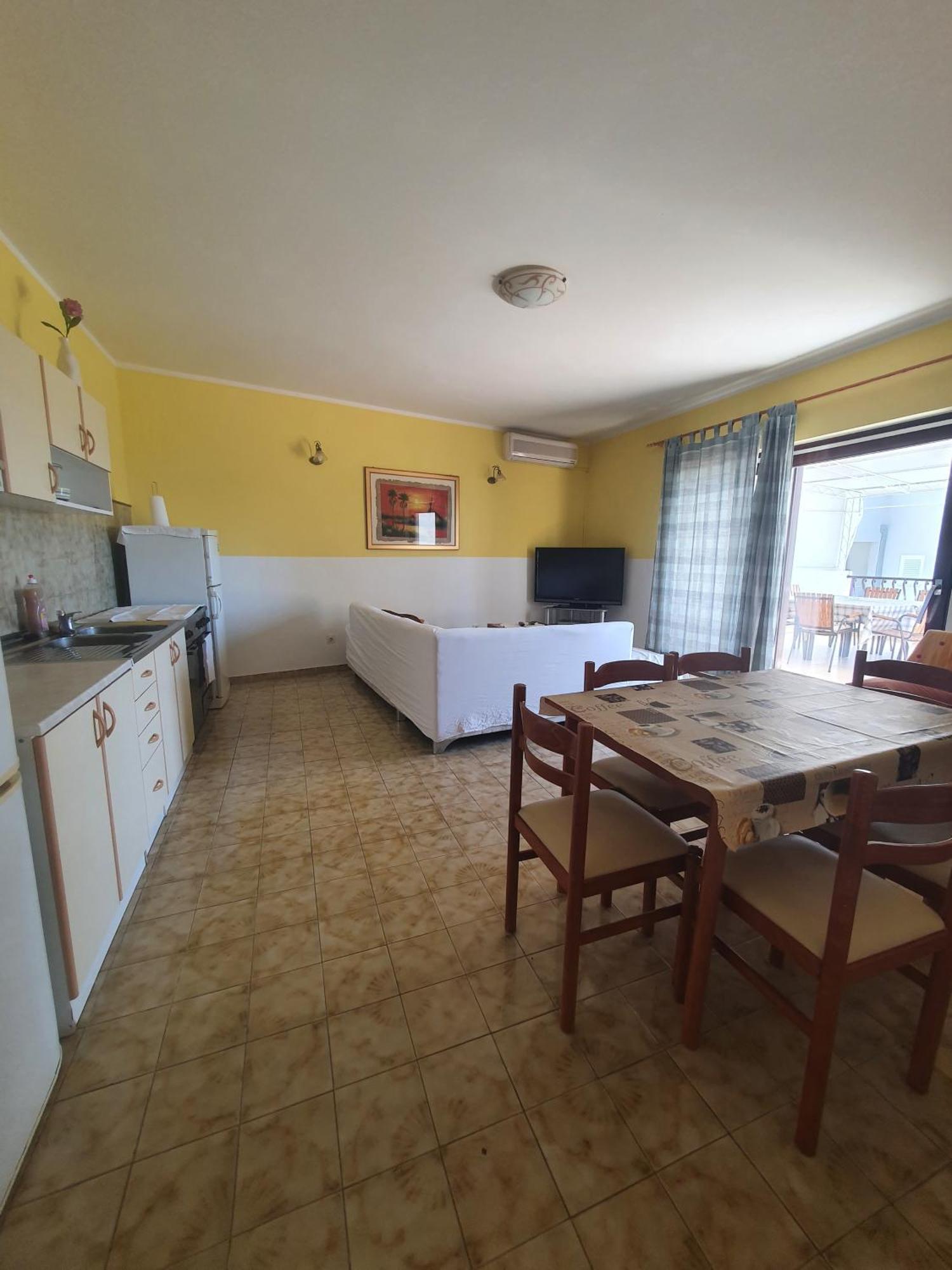 Apartments Karlo Omis Bilik gambar