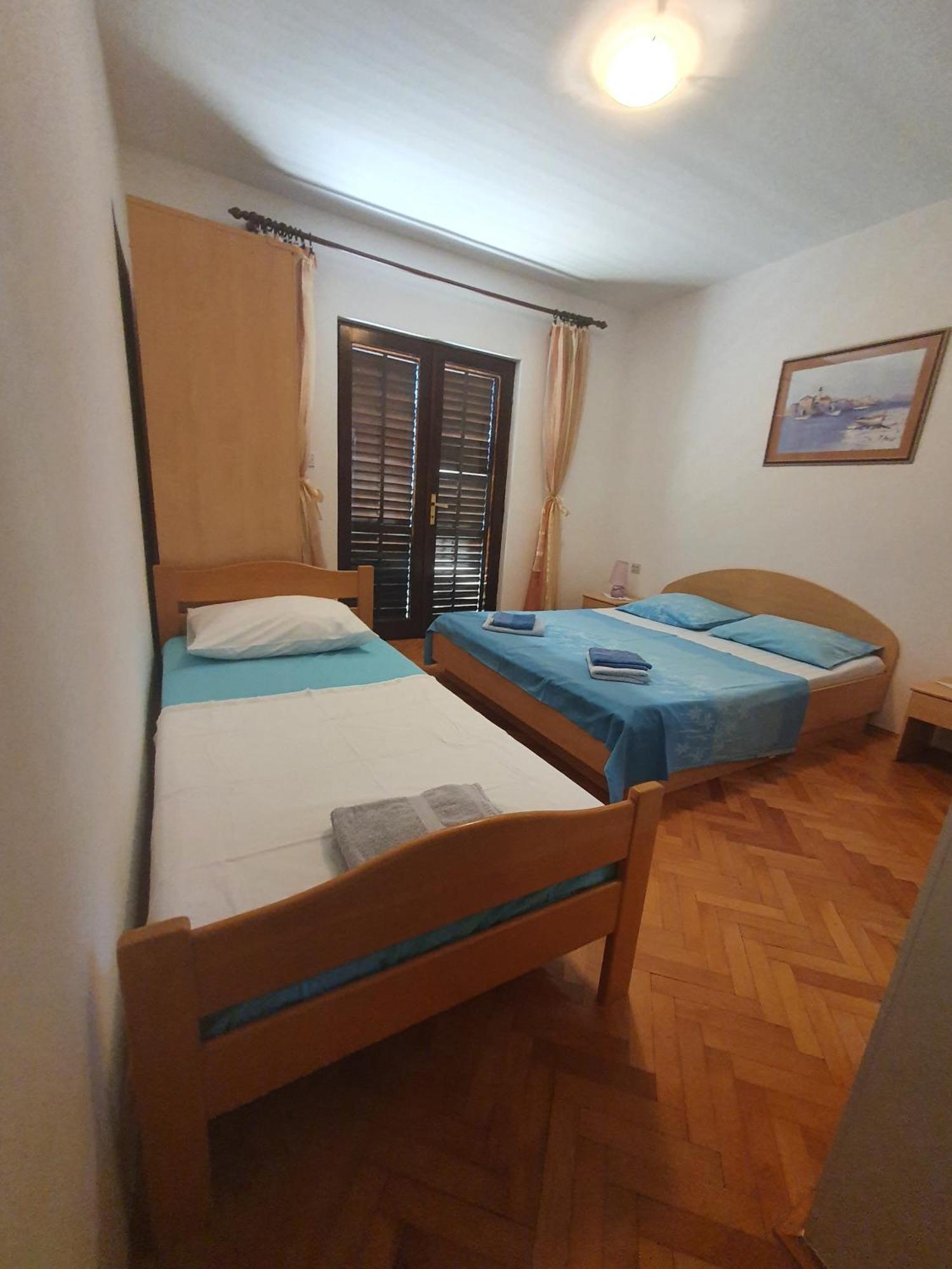 Apartments Karlo Omis Bilik gambar