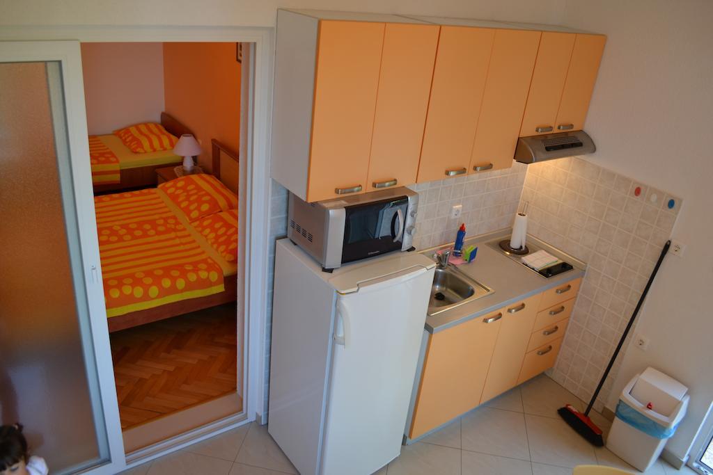 Apartments Karlo Omis Bilik gambar