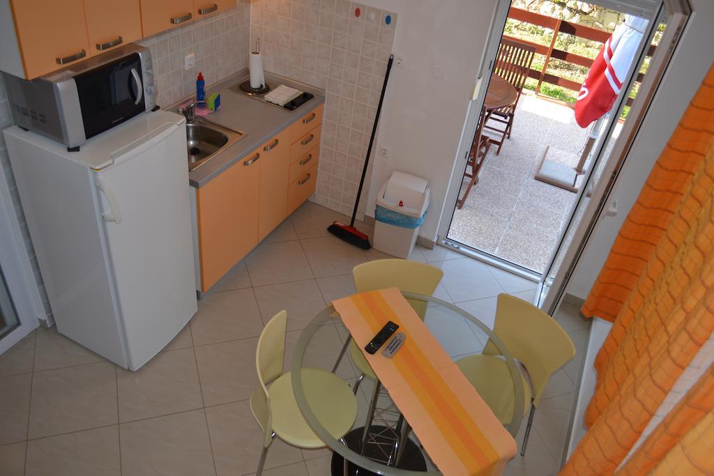 Apartments Karlo Omis Bilik gambar