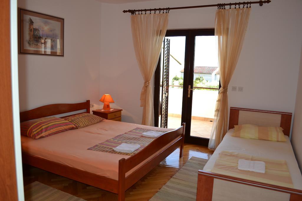 Apartments Karlo Omis Bilik gambar