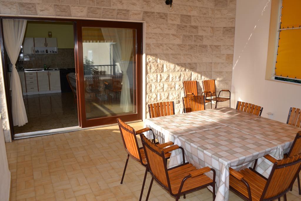 Apartments Karlo Omis Bilik gambar